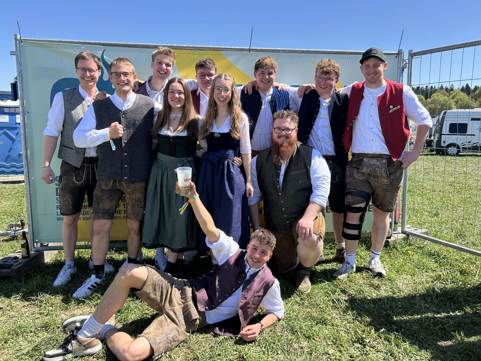 Die Musikerinnen und Musiker von Böhmisch Pur in Tracht auf einer Wiese