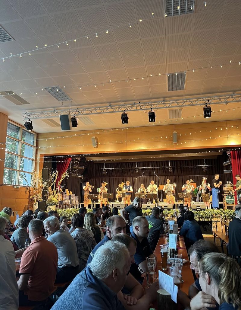 Böhmisch Pur spielt in einer vollen Halle